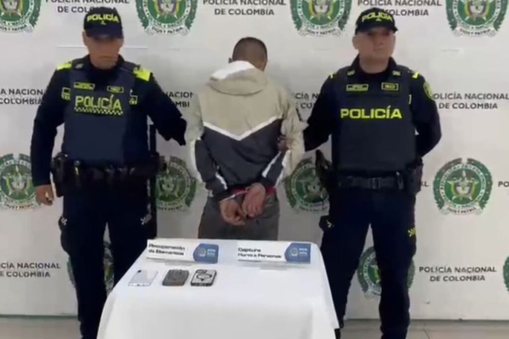 Extranjero roba celular y termina agredido.