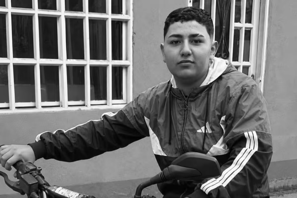 Joven de 18 años fallece tras colisión con tractocamión en Barbosa.