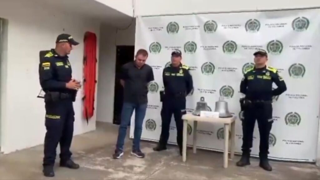 Policía recupera campanas históricas robadas de cementerio en Santander.
