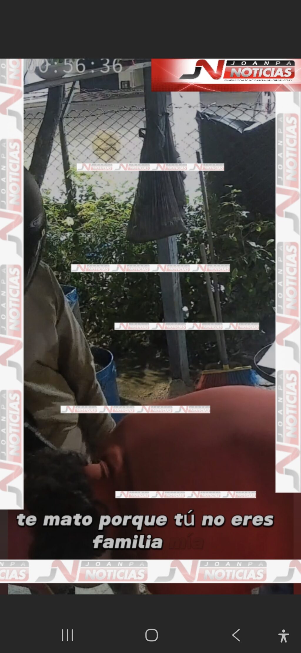 “Te mato porque tú no eres familia mía”: El frío y violento asalto a un trabajador de la EDS Terminal Aguachica En un nuevo hecho que enciende las alarmas sobre la seguridad en los establecimientos comerciales, las cámaras de vigilancia captaron el preciso momento en que un operario de la estación de servicio (EDS) Terminal Aguachica fue víctima de un descarado atraco a plena luz del día. El video, con fecha del 8 de junio de 2026, registra el modus operandi de la delincuencia en la región y deja en evidencia los momentos de profunda zozobra que vivió el trabajador en su propio puesto de servicio. Una fría y letal amenaza La grabación muestra cómo un sujeto que portaba un casco de motocicleta se aproximó sigilosamente al operario, quien se encontraba junto a un mostrador organizando algunos implementos de trabajo. Sin mediar palabra en su aproximación, el delincuente intimidó a la víctima exhibiendo lo que parece ser un arma de fuego de cañón largo tipo escopeta o changón casero. La tensión aumentó drásticamente cuando el asaltante, ante la resistencia inicial del empleado por entregar el producido, lanzó una serie de crudas y gélidas advertencias para doblegarlo: “Deme la plata y le devuelvo el celular... Te mato porque tú no eres familia mía”, se escucha decir de manera implacable al criminal mientras requisaba a la fuerza al trabajador. El botín y la huida Bajo la presión del arma y ante las constantes amenazas de muerte proferidas por el delincuente, el trabajador se vio obligado a ceder. En las imágenes se observa al asaltante hurgando en el mostrador, revisando los bolsillos del pantalón de la víctima y apropiándose finalmente del dinero en efectivo disponible y de un teléfono celular. Tras lograr su cometido y consumar el hurto, el delincuente se retiró rápidamente de la escena, dejando al operario visiblemente afectado y vulnerable. Segundos después, la víctima se asomó hacia la calle para verificar la ruta de escape del atracador, quien presuntamente huyó a bordo de una motocicleta que lo esperaba cerca. Una racha delictiva: ¿Los mismos delincuentes? Este indignante suceso parece no ser un hecho aislado en la jornada. Según reportes preliminares de la comunidad y fuentes locales, apenas media hora antes de este asalto, sujetos con características físicas e indumentaria idénticas habrían cometido otro atraco en la EDS ubicada frente a Centrales Eléctricas de Aguachica. Esta preocupante secuencia delictiva en tan corto lapso de tiempo sugiere que los delincuentes se encontraban realizando un "recorrido" por diferentes estaciones de servicio del municipio, aprovechando la vulnerabilidad de los operarios en horas de la mañana. Las impactantes imágenes ya circulan con fuerza en redes sociales, y la comunidad de Aguachica exige con urgencia a las autoridades locales un incremento en el pie de fuerza, así como patrullajes más rigurosos para frenar esta ola de atracos que azota a los puntos de comercio del municipio.