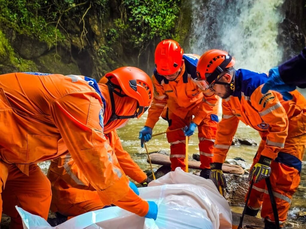 Jhefet es arrastrado por corriente en cascada de Piedecuesta
