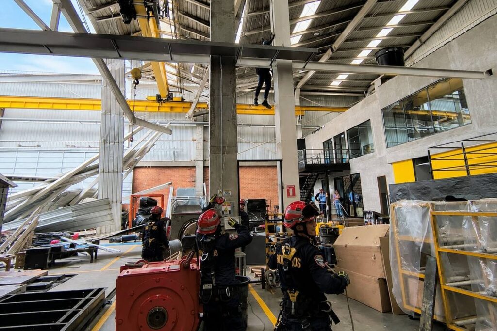 Se desploma techo durante instalación de paneles solares
