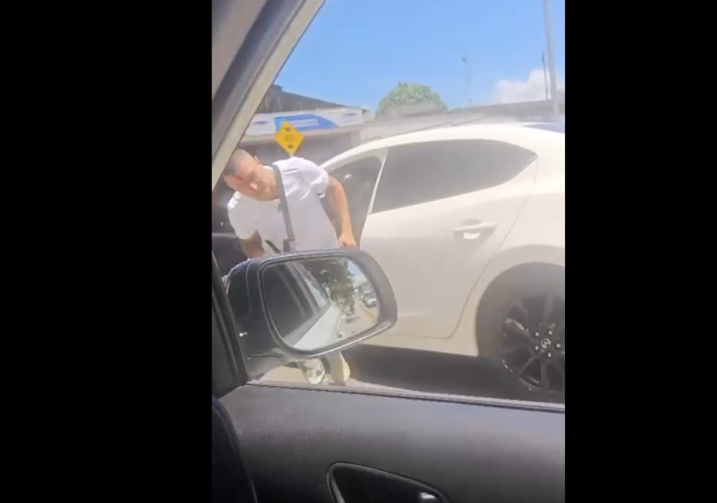 Captan el instante en que víctima de atentado sicarial abandona su vehículo en Bucaramanga.