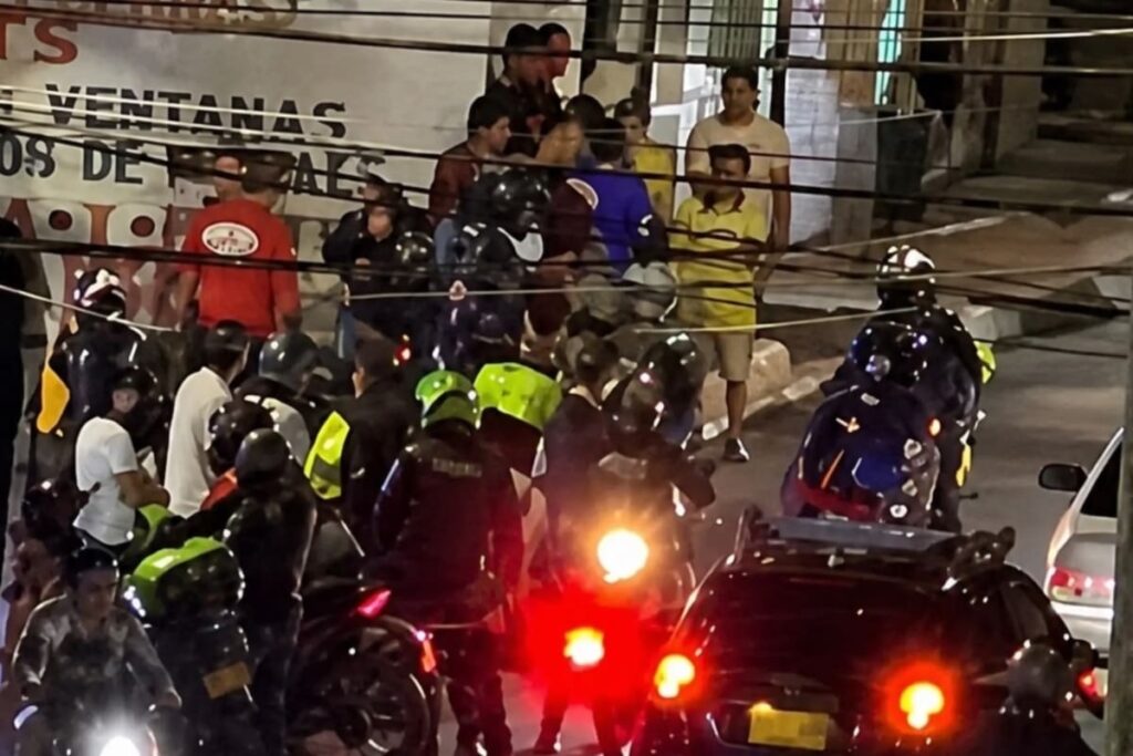 Sicarios atacan a dos hombres y escapan en motocicleta