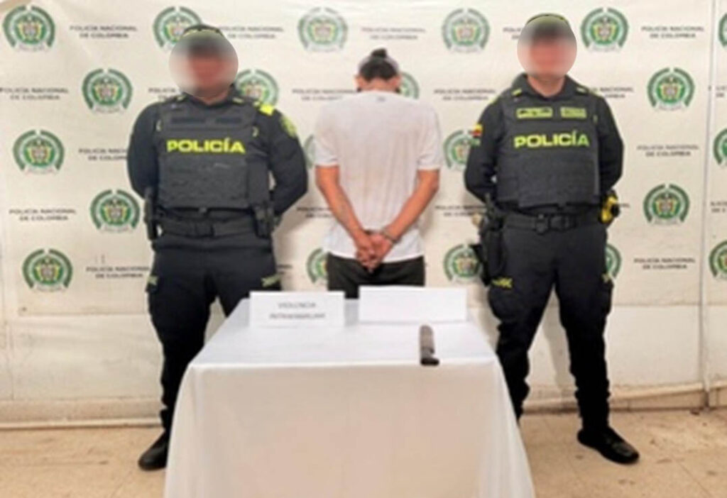 Hombre amenaza a su madre con machete.