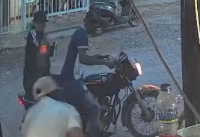 Mujer captada por cámaras asesinando a ‘El Mocho’