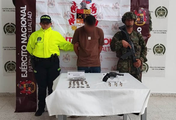 Detienen a hombre con arma y droga en Villa Pascuala.