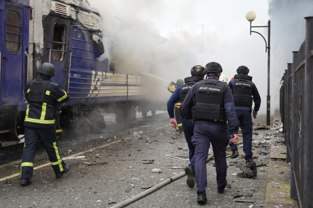Drones atacan un tren en travesía fuera de Ucrania