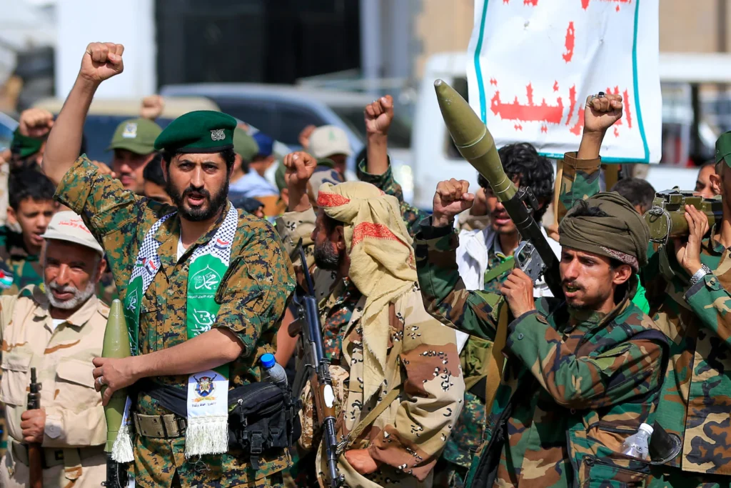 Hutíes Capturan Ciudad Estratégica en Yemen Aumentando la Influencia Iraní