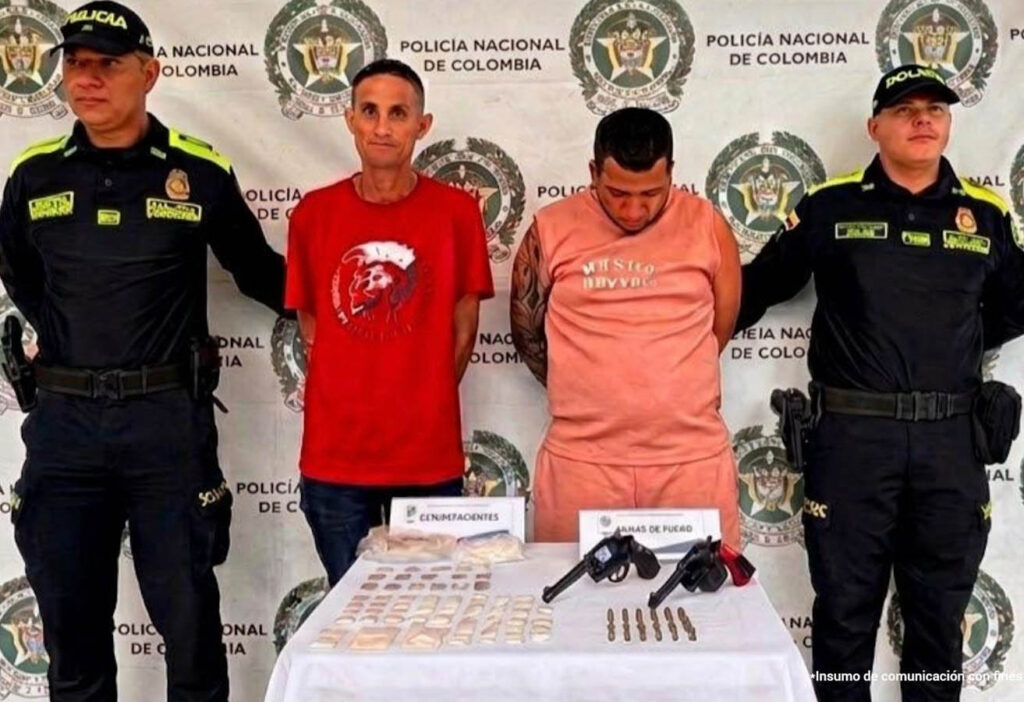 Detienen a individuo por posesión ilegal de armas y drogas.