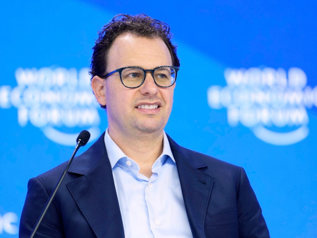Los gigantes de la IA advierten sobre riesgos reales y amenazas de China