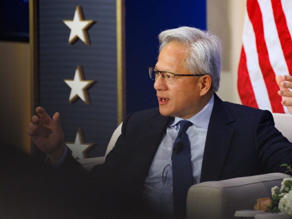 CEO de Nvidia desacredita predicciones apocalípticas sobre la IA y recibe llamada en vivo de Trump