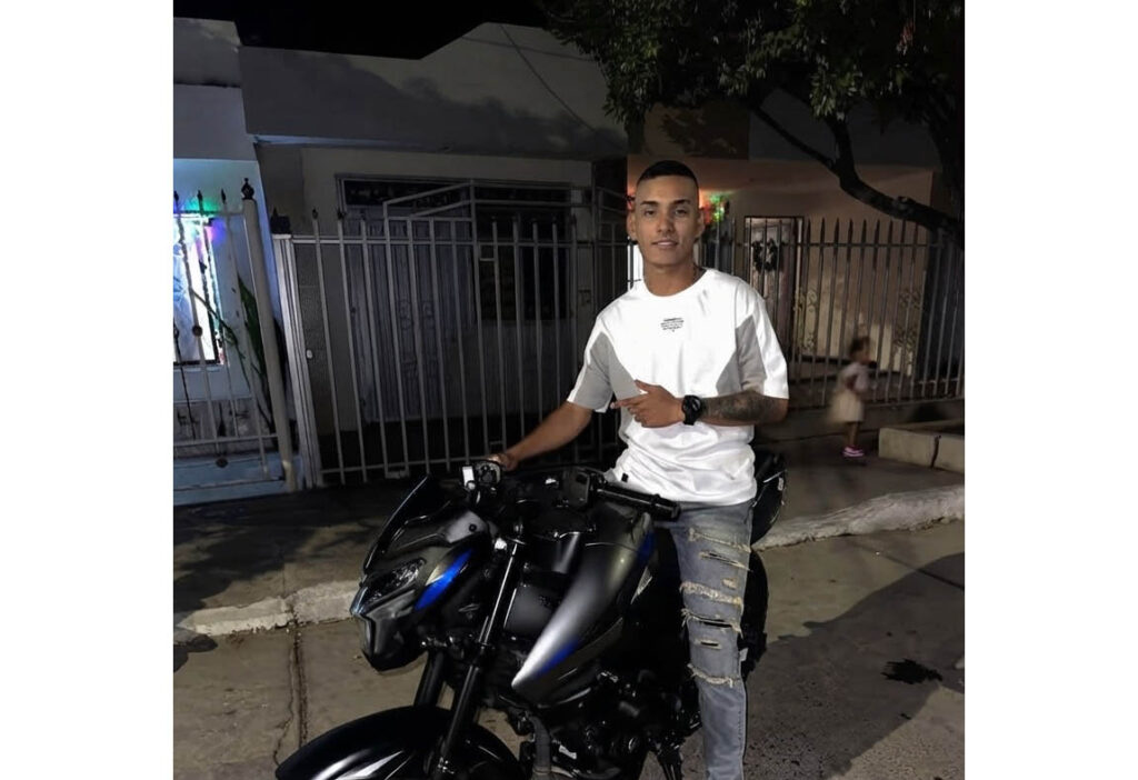 Trágico accidente: joven fallece al estrellarse contra un poste